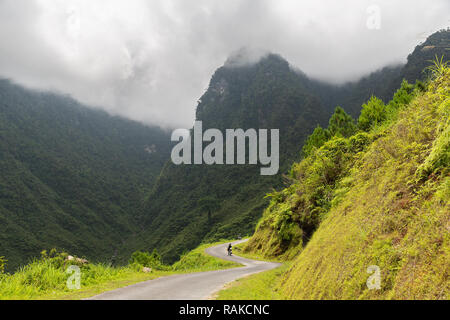 Mann, sein Motorrad ab schmale Bergstraße, Ha Giang Loop, Provinz Ha Giang, Vietnam, Asien Stockfoto