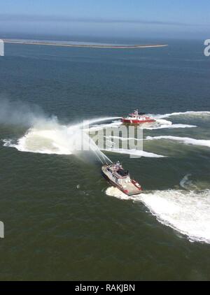 Zwei Hafen von Houston Feuer Boote eine versenkte 44-Fuß-Sport Angeln Boot im Houston Ship Channel in der Nähe von Licht 63, ca. 6 km östlich von Kemah, Texas, Samstag, Februar 18, 2018 löschen. Ein Coast Guard Station Galveston Crew gerettet die zwei Personen, die an Bord der brennenden Schiff waren, bevor sie in Flammen eingehüllt wurde. Us-Küstenwache Stockfoto