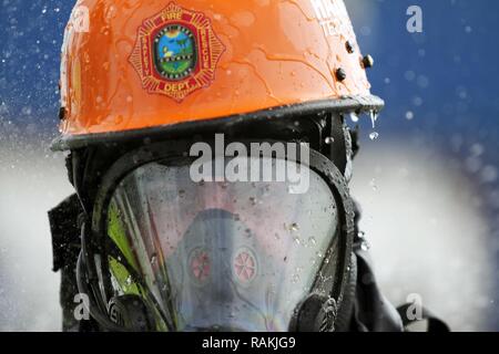 Kapitän Jeff Suarez, der Luftrettung Büro Manager mit dem Miami-Dade Fire Rescue Department (MDFR), beginnt die Dekontamination im Hafen von Miami bei einer gemeinsamen Gefahr material Übung mit 329 chemischen der Armee finden, biologische, radiologische und nukleare (CBRN) Unternehmen (Aufklärung und Überwachung) am 13.02.18, 2017 in Miami, Fla. Die 329 CBRN-Unternehmens, von Orlando, Fla., 469Th der Armee finden im Krankenwagen, von Wichita, Kan., und der Zivilgesellschaft des Florida National Guard Support Team, verbrachte den Tag Training mit MDFR Feuerwehrmänner während einer Erhaltung Ausbildung e Stockfoto