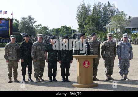 Royal Thai Army 3rd Infantry Division Commander Generalmajor Somchart Nanudornare Adressen der Presse während Oberstleutnant Teddy Kleisner und zusätzliche US-Armee Stabsoffiziere vom 1.Bataillon, 23 Infanterie, 1 Stryker Brigade Combat Team, 2 Infanterie Division stehen Seite an Seite mit ihren Royal Thai Army Gegenstücke bei der Eröffnungszeremonie für den Bereich Ausbildung Übung Teil der Übung Cobra Gold 2017 mit Thai und US-amerikanischen militärischen Einheiten zu Schulter Feb.12. Cobra Gold 2017 betont die Koordination bei den Civic Action, wie humanitäre Hilfe und Katastrophenhilfe Veranstaltungen, Verbesserung der Th Stockfoto