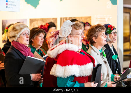 Den Wald Höhen Entscheidungsträger Chor zu Weihnachten an den Dekan Heritage Center, Soudley, Gloucestershire Musical. Stockfoto