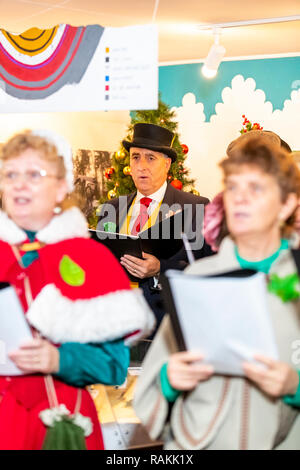 Den Wald Höhen Entscheidungsträger Chor zu Weihnachten an den Dekan Heritage Center, Soudley, Gloucestershire Musical. Stockfoto