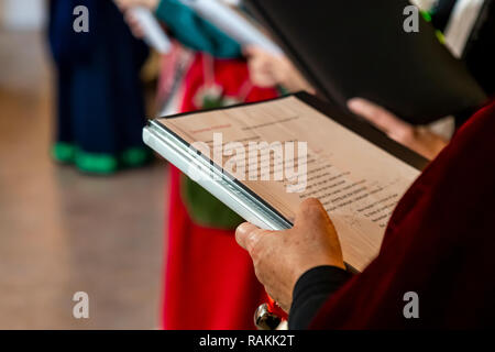 Den Wald Höhen Entscheidungsträger Chor zu Weihnachten an den Dekan Heritage Center, Soudley, Gloucestershire Musical. Stockfoto