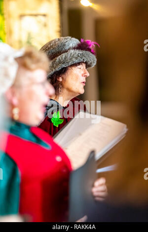 Den Wald Höhen Entscheidungsträger Chor zu Weihnachten an den Dekan Heritage Center, Soudley, Gloucestershire Musical. Stockfoto