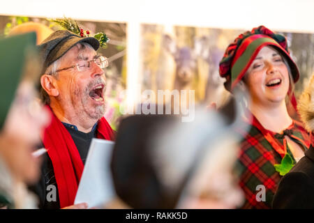 Den Wald Höhen Entscheidungsträger Chor zu Weihnachten an den Dekan Heritage Center, Soudley, Gloucestershire Musical. Stockfoto