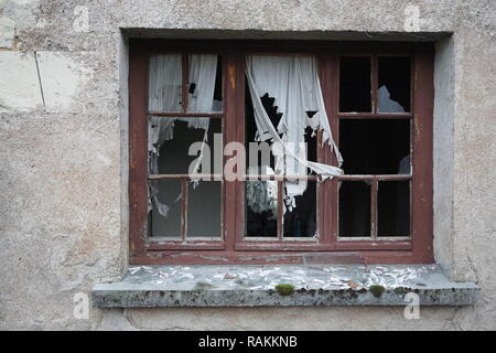 Völlig zerstörten Fenster in einem verlassenen Haus auf dem Land Stockfoto