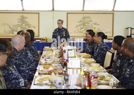 YOKOSUKA, Japan (Feb. 22, 2017) US Pacific Fleet Master Chief Susan Whitman Gespräche mit Seglern beim Mittagessen im Juwel des Ostens Allgemeine Chaos an Bord der Flotte Aktivitäten Yokosuka. Whitman zugehört, um auf die Bedenken Sailor und diskutiert, dass Schiff und Sailor Bereitschaft auswirken und besuchte mehrere Küste und Meer Befehle maximale Bereitschaft von Schiffen und an Land einführen und vorschriftsgemäß unterhalten Segler in der gesamten Flotte zu gewährleisten. Stockfoto