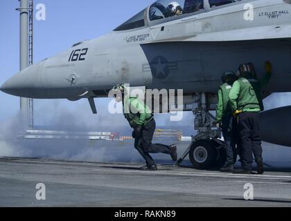 Pazifik (Feb. 20, 2017) Segler bereiten Sie eine F/A-18F Super Hornet aus der Fliegenden Adler von Strike Fighter Squadron (VFA) 122 aus dem Flight Deck des Flugzeugträgers USS Nimitz (CVN 68) gestartet werden. Das Schiff ist im Gange, die Flotte Austausch squadron carrier Qualifikationen. Stockfoto