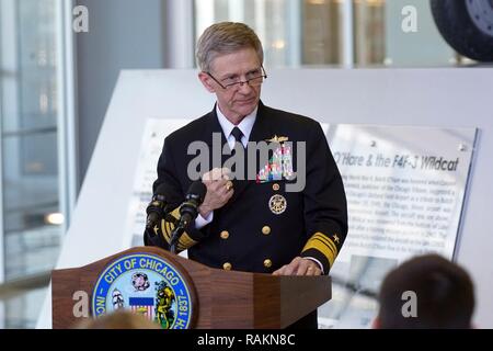CHICAGO (Feb. 17, 2017) Vice Adm. Philip H. Cullom, stellvertretender Leiter der Naval operations für Bereitschaft und der Logistik, steht vor der Lt.Cmdr. Edward "Butch" O'Hare Ausstellung in Terminal 2 von Chicagos O'Hare International Airport und erzählt die Ereignisse und Aktionen, die mit Butch O'Hare ist bemerkenswert Flug wo Er single-handedly fünf feindliche Flugzeuge geschossen und Leben gerettet an Bord der USS Lexington während des Zweiten Weltkrieges led Stockfoto