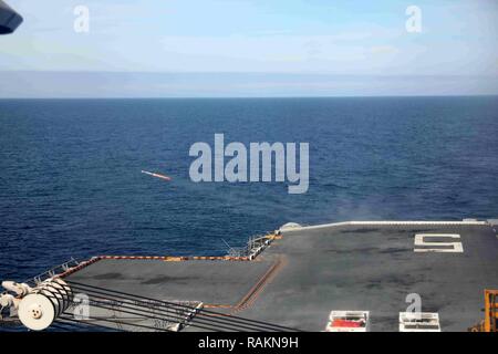 Atlantik (Feb. 21, 2017) Die multipurpose Amphibious Assault ship USS Bataan (LL 5) führt eine Live-fire Übung mit dem Schiff RIM 116 Rolling Airframe Missile Waffen System. Bataan ist unterwegs in Vorbereitung für eine geplante bevorstehende Bereitstellung. Stockfoto