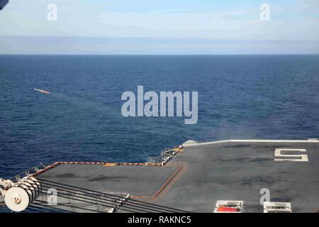 Atlantik (Feb. 21, 2017) Die multipurpose Amphibious Assault ship USS Bataan (LL 5) führt eine Live-fire Übung mit dem Schiff RIM 116 Rolling Airframe Missile Waffen System. Bataan ist unterwegs in Vorbereitung für eine geplante bevorstehende Bereitstellung. Stockfoto