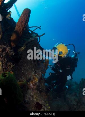 Guantánamo Bay, Kuba (Feb. 19, 2017) eine Seabee Underwater Bau Team (UCT) (1) Führt eine Oberfläche zugewiesen geliefert Tauchgang während Taucher - qualifizierungsmaßnahmen vor der Küste der Marinestation Guantánamo Bay. UCT-1 enthält eine Funktion für Bau, Prüfung, Reparatur und Wartung von Einrichtungen zur Unterstützung der Naval operations. Stockfoto