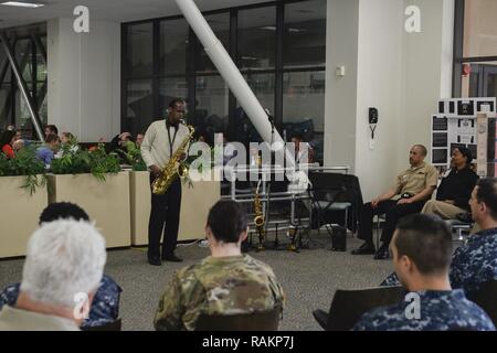 SAN DIEGO (Feb. 22, 2017) James Brown III spielt das Saxophon während einer African American History Month Feier im Naval Medical Center San Diego base Kombüse. Die Zeremonie schloß statische zeigt, Singen, Gedichte, Musik und Jazz. Stockfoto