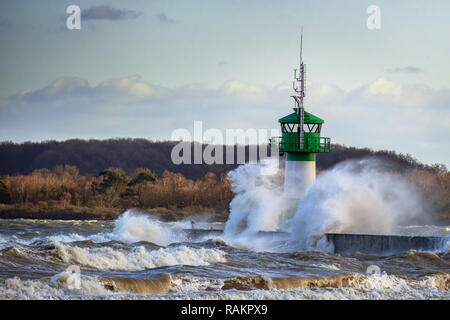 Leuchtturm bei Unwetter in Spritzen, Sprühen in Travemünde, Reiseziel an der Ostsee in der Lübecker Bucht, kopieren Raum Stockfoto