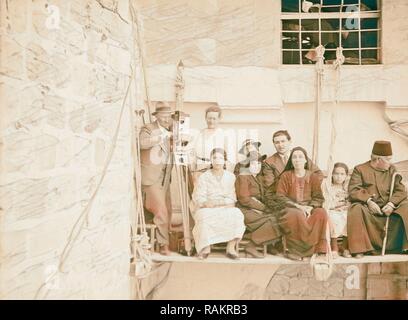 Eric und Edith Matson mit Film Kamera, stehend auf der Plattform von Gebäude ausgesetzt ist, mit anderen Menschen, Jerusalem neuerfundene Stockfoto