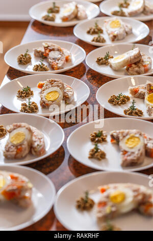 Aspic Sülze Fleisch mit Gemüse und Ei auf Restaurant Zähler Stockfoto