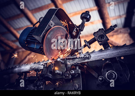 In der Nähe von Hot Funkenflug beim Sägen von Stahl Werkstück Stockfoto