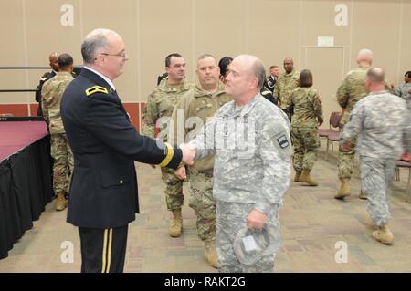 Brig. Gen. Thomas S. Evans, stellvertretender Kommandierender General des 80 Ausbildung Befehl, sagt Auf Wiedersehen zu Master Sgt. Jeff Constantine, der 80 th Systems Integration Management Office, bei Evans' Retirement Zeremonie an der Defense Supply Center in Richmond, Virginia, Jan. 11, 2017. Stockfoto