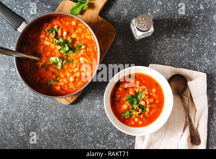 Marokkanischen Suppe mit Kichererbsen, Ansicht von oben Stockfoto