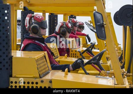 PACFIC OCEAN (Feb. 14, 2017) Aviation Ordnancemen zu den amphibischen Angriff Schiff USS America (LHA 6) Warten sie Sprengkörper aus dem Flight Deck zu Waffen Magazine zu transportieren, während einer Munition auf Ladung zugewiesen sind. Während der 4-tägigen Evolution, Amerika wird mehr als 1.200 Paletten mit ca. 400 verschiedene Arten von Munition. Stockfoto
