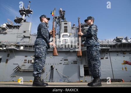 SASEBO, Japan (Feb. 16, 2017) Operations Specialist 2. Klasse Brendan Seehaver, links, von Canby, Erz. und Aviation Ordnanceman 2. Klasse Andrew Atchison, von Belton, Texas, Proben Gewehr Koordinierung auf der Pier vor Amphibisches Schiff USS BONHOMME RICHARD (LHD6) während einer Räumungsübung Probe für eine bevorstehende Änderung der Befehl Zeremonie. Bonhomme Richard, Vorwärts- und Sasebo, Japan bereitgestellt, das eine schnelle Reaktionsfähigkeit im Falle eines regionalen Kontingenz oder Naturkatastrophe zur Verfügung zu stellen. Stockfoto