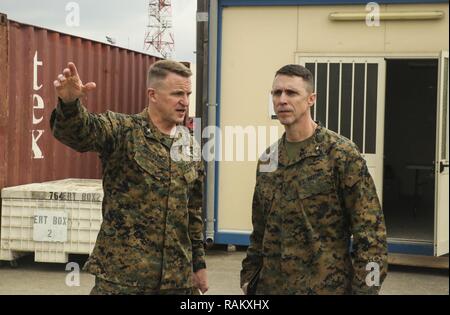 Oberst Daniel Steiner, dem kommandierenden Offizier von Special Purpose Marine Air-Ground Task Force - Krisenmanagement - Afrika, weist auf Basis Service kennzeichnet nach Brig. Gen. Robert F. Castellvi, Stellvertretender Kommandierender General, II Marine Expeditionary Force und Kommandierender General, 2. Marine Expeditionary Brigade, während ein Befehl für SPMAGTF-CR-AF an der Naval Air Station Sigonella, Italien, Jan. 15, 2017. Bei seinem Besuch in Castellvi tourte und sprach mit Marines über ihre Rolle in der Einheit und beantwortete Fragen bezüglich der Zukunft der SPMAGTF-CR-AF. Stockfoto