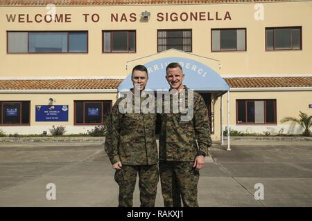 Oberst Daniel Steiner, dem kommandierenden Offizier von Special Purpose Marine Air-Ground Task Force - Krisenmanagement - Afrika, posiert für ein Foto mit Brig. Gen. Robert F. Castellvi, Stellvertretender Kommandierender General, II Marine Expeditionary Force und Kommandierender General, 2. Marine Expeditionary Brigade, während ein Befehl für SPMAGTF-CR-AF an der Naval Air Station Sigonella, Italien, Jan. 15, 2017. Bei seinem Besuch in Castellvi tourte und sprach mit Marines über ihre Rolle in der Einheit und beantwortete Fragen bezüglich der Zukunft der SPMAGTF-CR-AF. Stockfoto