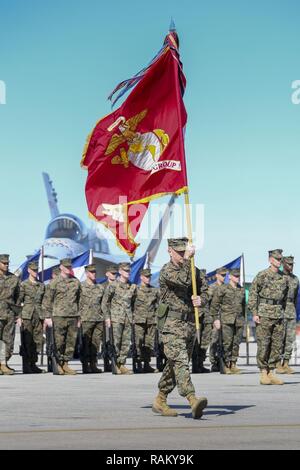 Sgt. Maj. Stephen Muller trägt die organisatorische Schlacht Farben zu Oberst Robert Cooper während der Marine Flugzeuge Gruppe 31 Ändern des Befehls Zeremonie an Bord der Marine Corps Air Station Beaufort, 24.02.10. Cooper tauschten die Farben mit Oberst Frank Latt, das Ändern des Befehls. Muller ist der Sergeant Major von MAG-31. Stockfoto