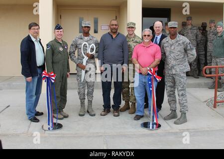 Joe Jagd, 412 Civil Engineering Group; Brig. Gen. Carl Schaefer, 412 Test Wing Commander, Flieger 1. Klasse Jermayne Smith, Kevin Jones, 412 Civil Engineering Group, Maj. Scotty Autin, Deputy District commander USACE Los Angeles District, Richard Cox, Au' Authum Ki, Inc., James Judkins, 412 Tiefbau, Group Director und Chief Master Sgt. Todd Simmons, 412 TW Befehl chief Beamte von der Edwards Air Force Base, USACE und Auftragnehmer schneiden Sie die Ribbon 8. Februar feierlich eröffnet neu renovierte Wohnheim 2424 zur Einführung in moderne Wohnung für Flieger in die s zugewiesen Stockfoto