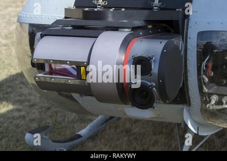 BEALETON, Virginia (Feb. 15, 2017) Ein UH-1 Huey, ausgerüstet mit einem Büro von Naval Research - finanzierte Autonome Antenne Cargo/Utility System (AACUS) Sensor Suite führt integrierte Flugerprobung im Flying Circus Flugplatz entfernt in Bealeton, Va. Die AACUS Programm ist die Entwicklung eines innovativen Funktion, wenn in bestehenden Rotary installiert Flugzeugen ermöglicht Autonomes Fliegen, Ausweichmanövern, Ansätze, Landungen und Starts von und zu unvorbereitet Landestellen. Stockfoto