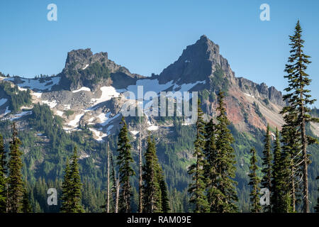 Wandern Blick auf die umliegenden Gipfel in der Nähe von berühmten Sehenswürdigkeiten Berg Stockfoto