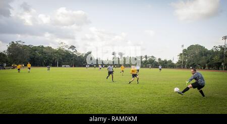 PUERTO BARRIOS, Guatemala (Feb. 11, 2017) - einem guatemaltekischen service Mitglied macht einen auf einem US-Mitglied sparen Sie beim Fußball zur Unterstützung der Fortsetzung der Versprechen von 2017 (CP-17) Besuch in Puerto Barrios, Guatemala spielen. CP-17 ist ein US Southern Command - gefördert und U.S. Naval Forces Southern Command/USA Flotte - durchgeführt Einsatz zivil-militärische Operationen durchzuführen, einschließlich humanitärer Hilfe, Ausbildung Engagements und medizinische, zahnmedizinische und veterinärmedizinische Unterstützung in einer Bemühung, US-Unterstützung und Engagement in Zentral- und Südamerika zu zeigen. Stockfoto