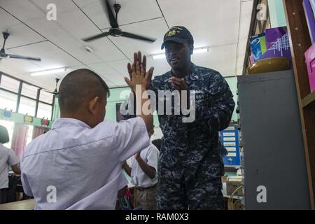 RAYONG, Thailand (Feb. 14, 2017) US Navy Personal Specialist 1. Klasse Bobby Simpson spielt Patty Cake mit einem Studenten während eines kulturellen Austausch im Wat Samnak Thon Grundschule als Teil der Übung Cobra Gold 2017. Wie im letzten Jahr, Cobra Gold 2017 betont die Koordination bei den Civic Action, wie humanitäre Hilfe und Katastrophenhilfe, um regionale Kooperation und Zusammenarbeit in diesen wichtigen Bereichen zu erweitern. Stockfoto