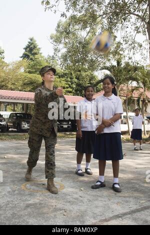 RAYONG, Thailand (Feb. 14, 2017) US Marine Lance Cpl. Jaime Gutierrez spielt Volleyball mit Studenten während eines kulturellen Austausch im Wat Samnak Thon Grundschule als Teil der Übung Cobra Gold 2017. Wie im letzten Jahr, Cobra Gold 2017 betont die Koordination bei den Civic Action, wie humanitäre Hilfe und Katastrophenhilfe, um regionale Kooperation und Zusammenarbeit in diesen wichtigen Bereichen zu erweitern. Stockfoto