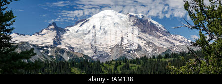 Panoramablick auf weltberühmten Natur Ziel in der Nähe von Seattle, Washington mit sonnigen Tag blauer Himmel Stockfoto