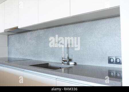 Moderne Küche mit Metall Hahn, Keramik Spüle, Herd, Küche Haube Stockfoto