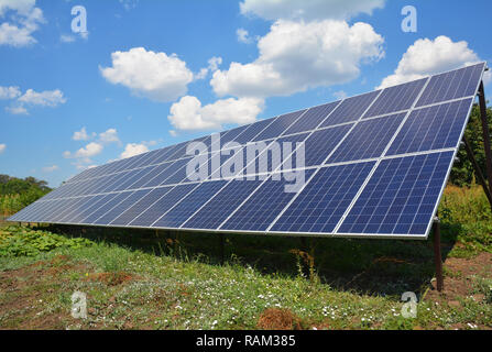 Solarzellen auf dem Boden installiert. Solar Energie Konzept. Stockfoto