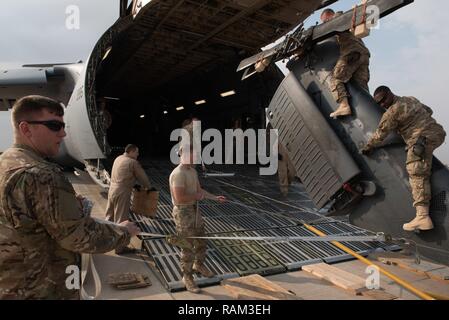 Flieger an die 823 Maintenance Squadron Last zugewiesen wird, um ein HH-60G Pave Hawk vom 66th Rescue Squadron in eine C-5 M Super Galaxy von Dover Air Force Base, Arizona, auf der Flightline im Al Asad Air Base, Irak, 13.02.2017. Der rescue Squadron war die Unterstützung von Combined Joint Task Force - inhärenten Lösen durch die Suche und Rettung von US- und Koalitionstruppen. CJTF-OIR ist die globale Koalition zu besiegen ISIS im Irak und in Syrien. Stockfoto