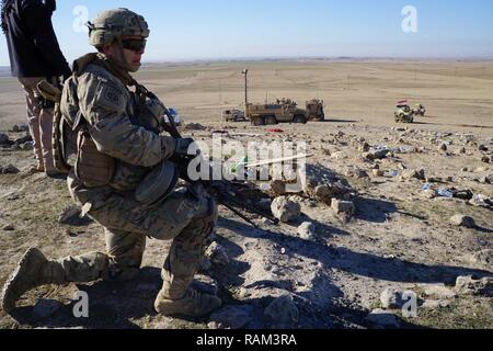 Spezialist Matt Schultz Mitglieder der 9 irakischen Armee und US-Armee beraten und unterstützen das Team eine taktische unbemannte System ansehen, während die und Kontrolle der Luftangriffe und die Verfolgung der Fortschritte von brigaden Clearing das Dorf Bakhaira, Irak am ersten Tag der Schlacht West Mosul, Jan. 19, 2017 zu befreien. Die beraten und unterstützen Team ist von 2 Battalion, 508Th Parachute Infantry Regiment, 2nd Brigade Combat Team, 82nd Airborne Division. 2 BCT, 82nd Abn. Div. ist zur Unterstützung der Operation inhärenten Lösung bereitgestellt, um die irakischen Sicherheitskräfte Partner throug Stockfoto