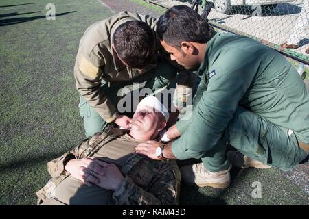 Kurdische Sicherheitskräfte Mitglieder gelten die Bekämpfung Gaze an den Leiter der US-Armee Sgt. Andrew Britt, mit Firma B zugeordnet sind, 2.BATAILLON, 325 Airborne Infanterie Regiment, 2nd Brigade Combat Team, 82nd Airborne Division, während ein taktisches Unfallversicherung achten Klasse in der Nähe von Erbil, Irak, 19.02.2017. Die Schulung ist Teil des gesamten Combined Joint Task Force - inhärenten Lösen Mission die Kapazität der zusammengeschlossen, um Kräfte, die ISIS zu erhöhen. CJTF-OIR ist die globale Koalition zu besiegen ISIS im Irak und in Syrien. Stockfoto