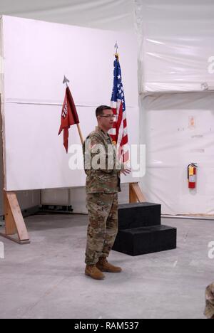 Sgt. Maj. Tschad Dykeman, command Sergeant Major für Armee finden Medizinische Kommando der 7227Th Medical Support Unit, Adressen seiner Soldaten während eines mock Trauerfeier als Trainingsmöglichkeit zur Vorbereitung auf die bevorstehende Mobilisierung zur Unterstützung von Landstuhl Regional Medical Center bereitgestellt Krieger Medical Management Center statt. Soldaten der 7227Th MSU zugeordnet, aus Columbia, Missouri, Arbeiten neben Beobachter Trainer 1. Armee der Division West/Trainer mit 4 Bataillon (medizinischen), 393 Infanterie Regiment im Norden von Fort Hood seit drei Wochen in der Vorbereitung für ihre upcomi Stockfoto