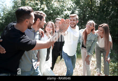 Beste Freunde geben einander ein hoch fünf. Stockfoto
