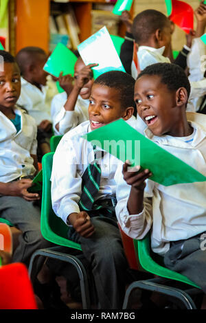 Soweto, Südafrika - 26. Oktober 2011: Afrikanische Kinder in der Grundschule Klassenzimmer Stockfoto