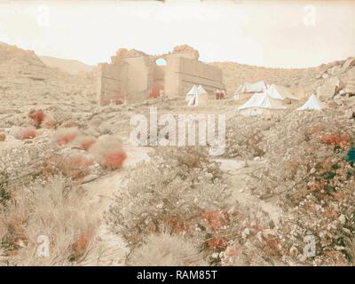 El-Habis Bereich. Qasr Bint weit' auf. Cook's Camp in Petra, in der Nähe der Überreste der römischen Tempel. 1920, Jordanien, Petra (ausgestorben Neuerfundene Stockfoto