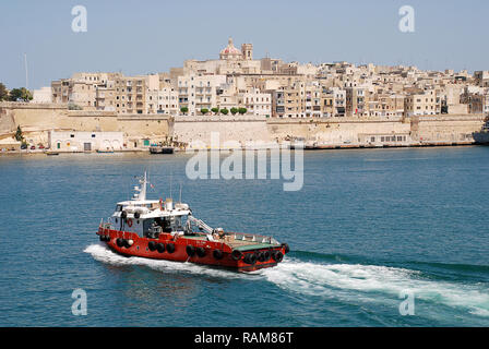 Blick in den Hafen von Valletta (Malta) mit Senglea und St. Phillip's Kirche Stockfoto