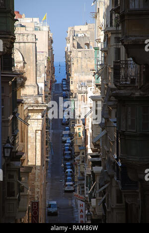 Valletta, Malta: Blick von der Oberen Barrakka Gärten in die schmale Straße "triq Sant'Orsla' Stockfoto