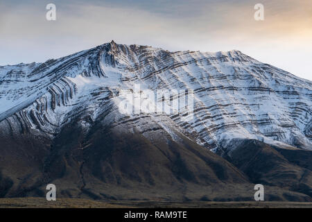 Falten Berg mit Schichten von Felsen in Patagonien, Argentinien Stockfoto