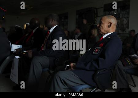 Gäste nehmen ihre Plätze bei einem Afrikanisch-amerikanische Geschichte Monat Feier an Bord Camp Johnson, N.C., Feb.15, 2017 statt. Us-Marines und Zivilisten auf einem montford Punkt historical site Afrikanisch-amerikanische Geschichte Monat zum Feiern versammelt. Stockfoto