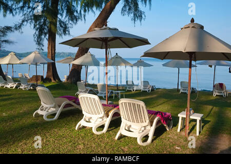 Liegestühle und Sonnenschirme im Garten von Dusit Thani Laguna Phuket Resort, Bang Tao Beach, Phuket, Thailand Stockfoto