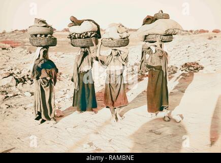 Vier palästinensischen Frauen auf dem Weg zum Markt mit Körben auf den Köpfen. 1898, im Nahen Osten, Israel und/oder Palästina. Neuerfundene Stockfoto